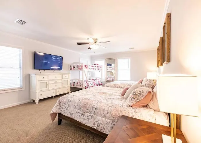 Sandy Fox- Walk To Beach, Private Pool, Sleeps 26